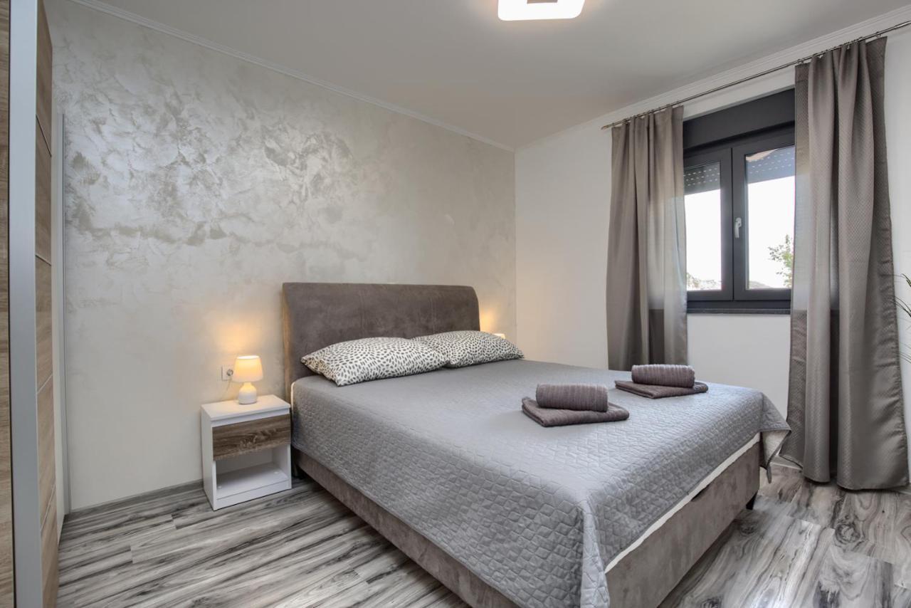Luksuzni Asi S Bazenom Apartament *
