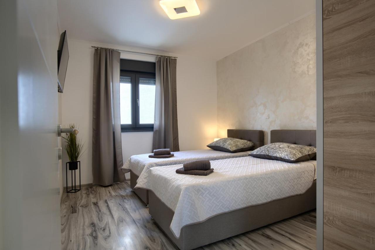 Luksuzni Asi S Bazenom Apartamento *